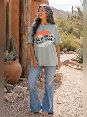 Ethically Made Crowned Free Run Wild Live Free Graphic Tee size Small